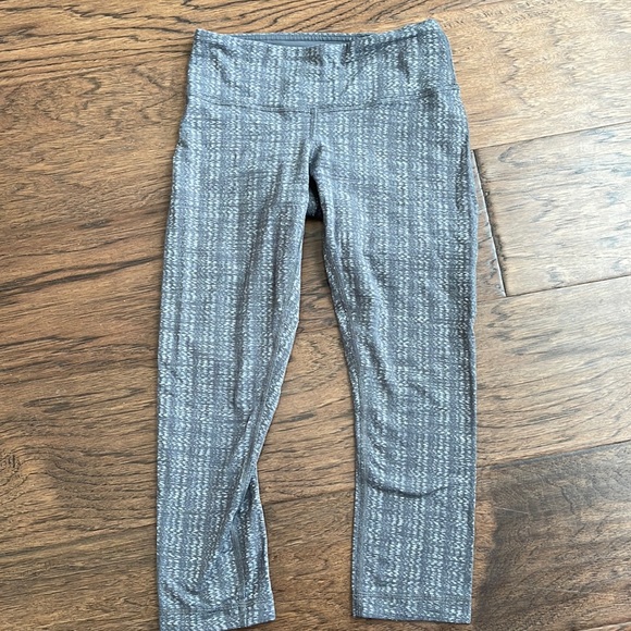 Lululemon size 2 - crop - Picture 1 of 2